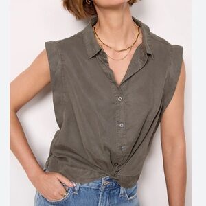 Evereve Women's olive green Sleeveless Button Down Shirt